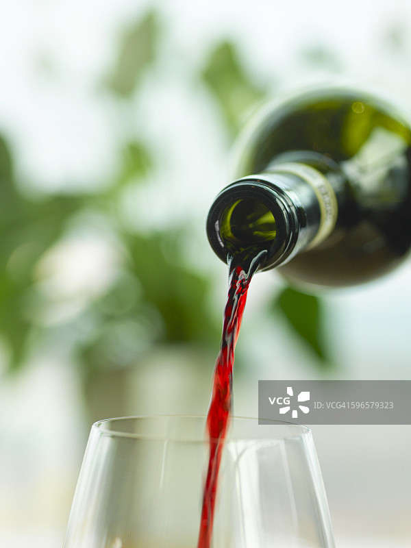 红酒倒入酒杯中图片素材