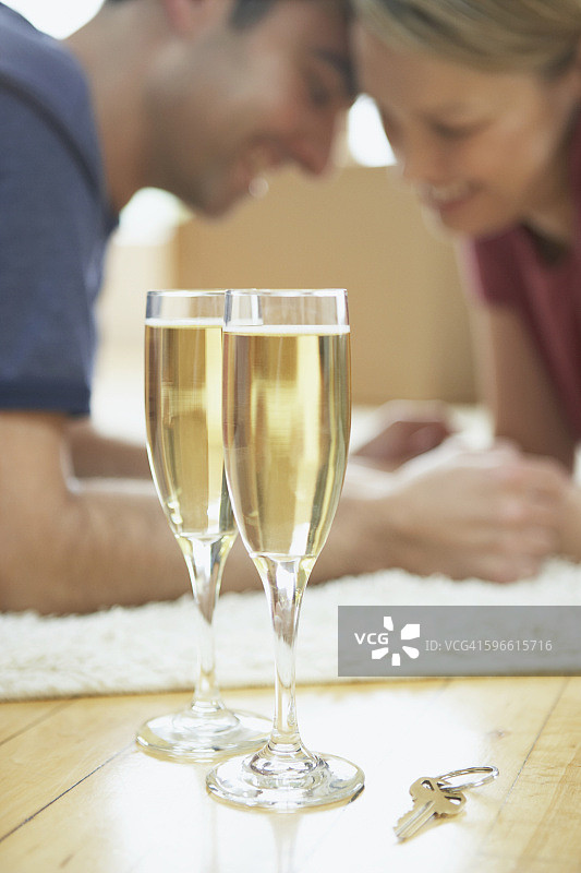 情侣庆祝新房，畅饮香槟图片素材