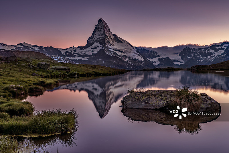 瑞士采尔马特：施泰利湖的马特洪峰景观图片素材