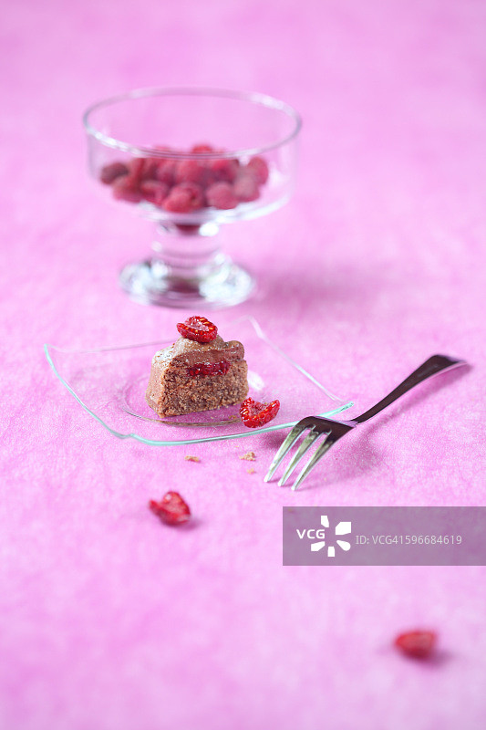 巧克力奶油和覆盆子酱迷你蛋糕图片素材