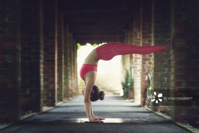 年轻女孩练习瑜伽图片素材