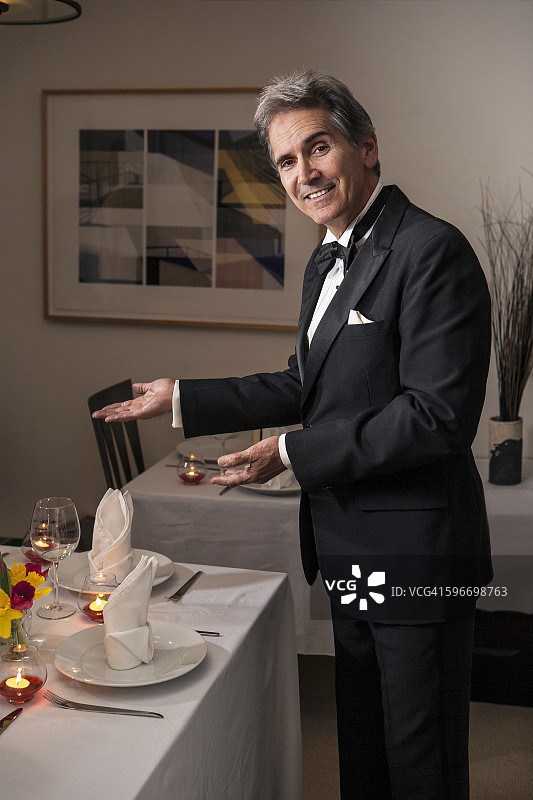 餐厅里的侍酒师图片素材