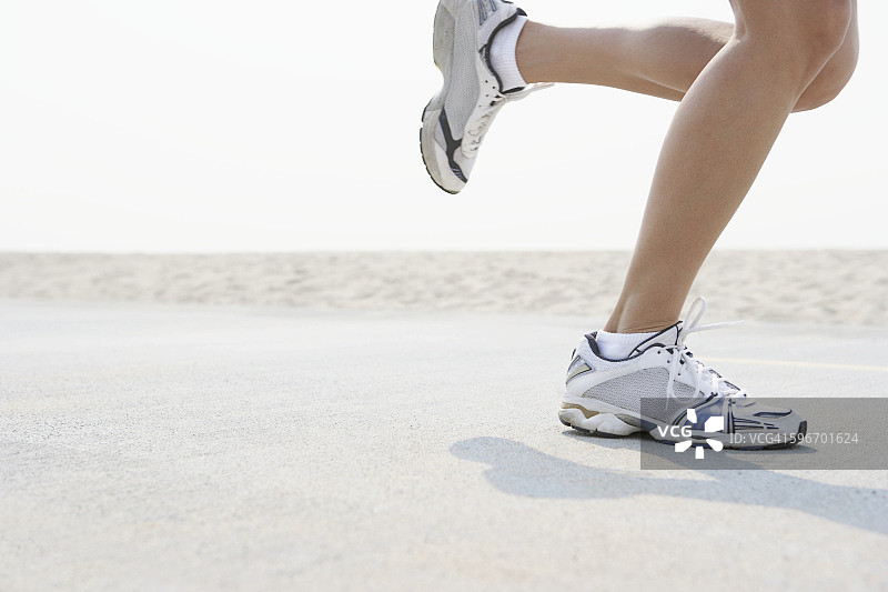 女人在海滩慢跑图片素材