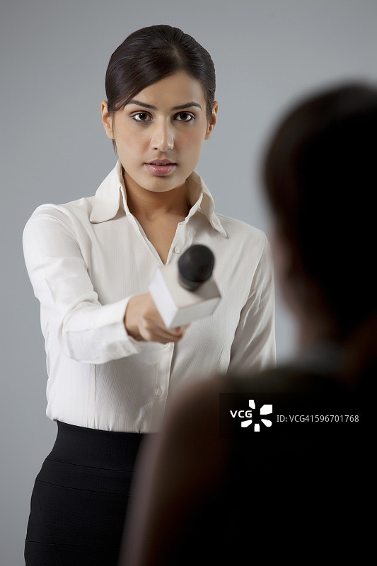 年轻女记者采访他人图片素材