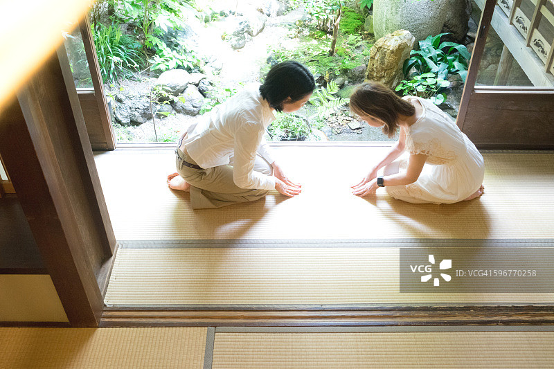 两个鞠躬表示尊敬的日本女人图片素材