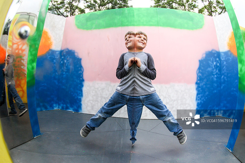 男孩用镜子创造对称的乐趣图片素材