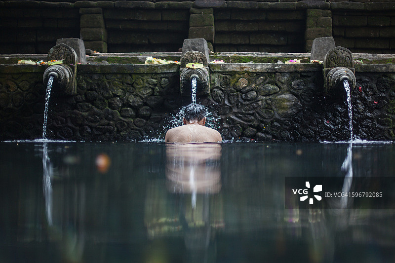 巴厘岛印度教徒在净化仪式中图片素材