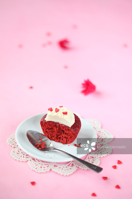 奶油奶酪糖霜红色天鹅绒纸杯蛋糕图片素材