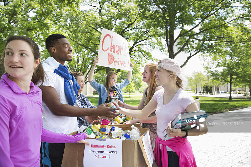 大学志愿者参与慈善活动图片素材