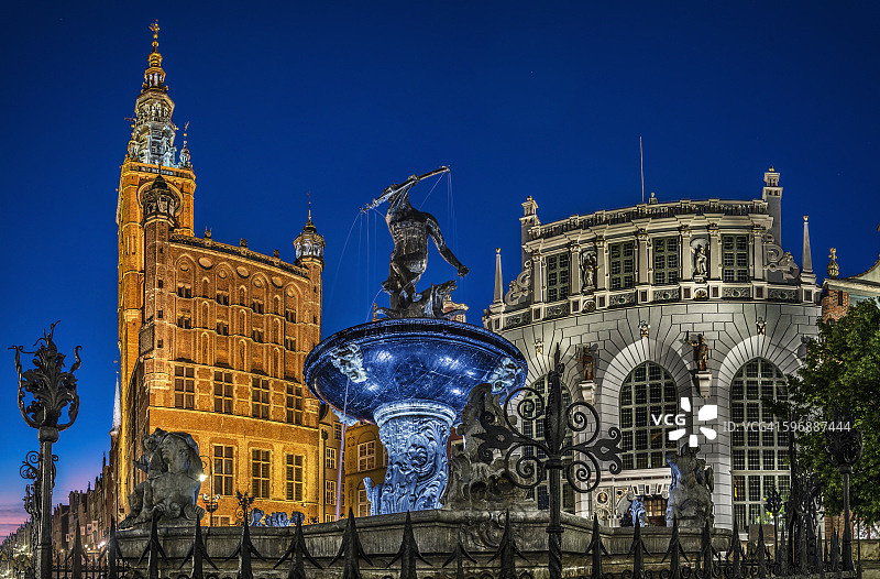 格但斯克市政厅和海神喷泉图片素材