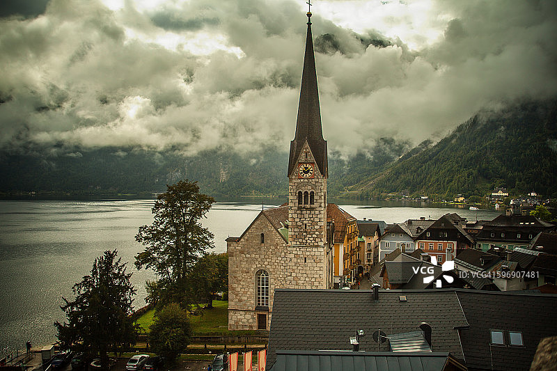 哈尔施塔特村庄和湖泊图片素材