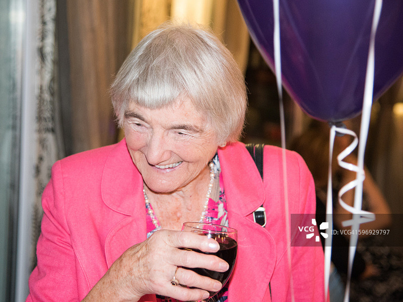 着装优雅的老年女士肖像图片素材