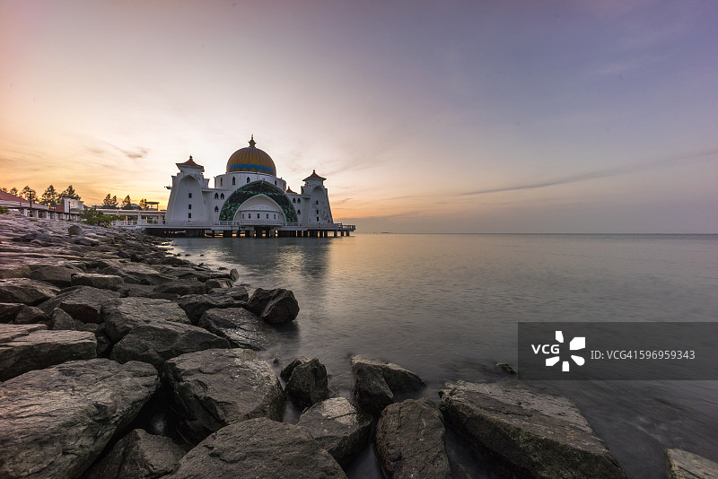 马六甲海峡水上清真寺的黎明图片素材