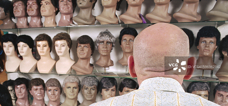 男人在商店里选择假发图片素材