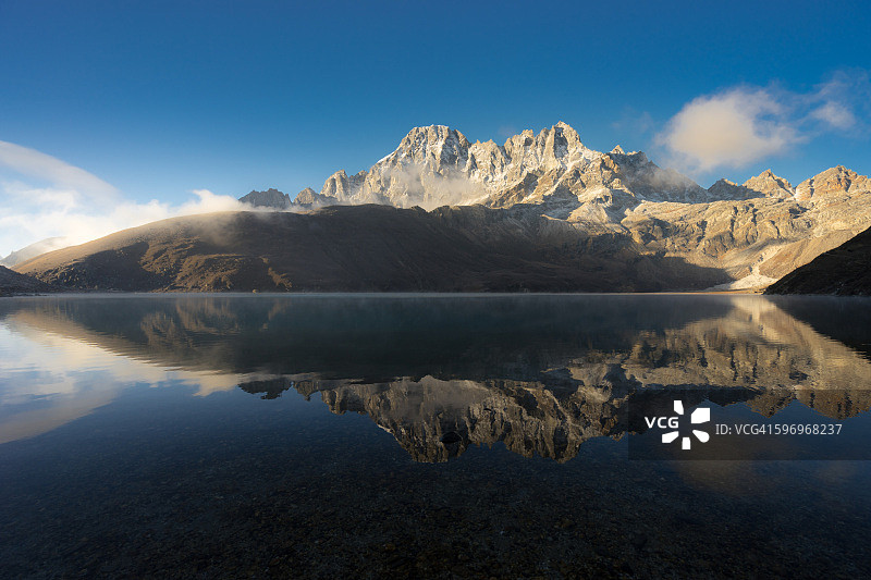 Gokyo湖的倒影图片素材