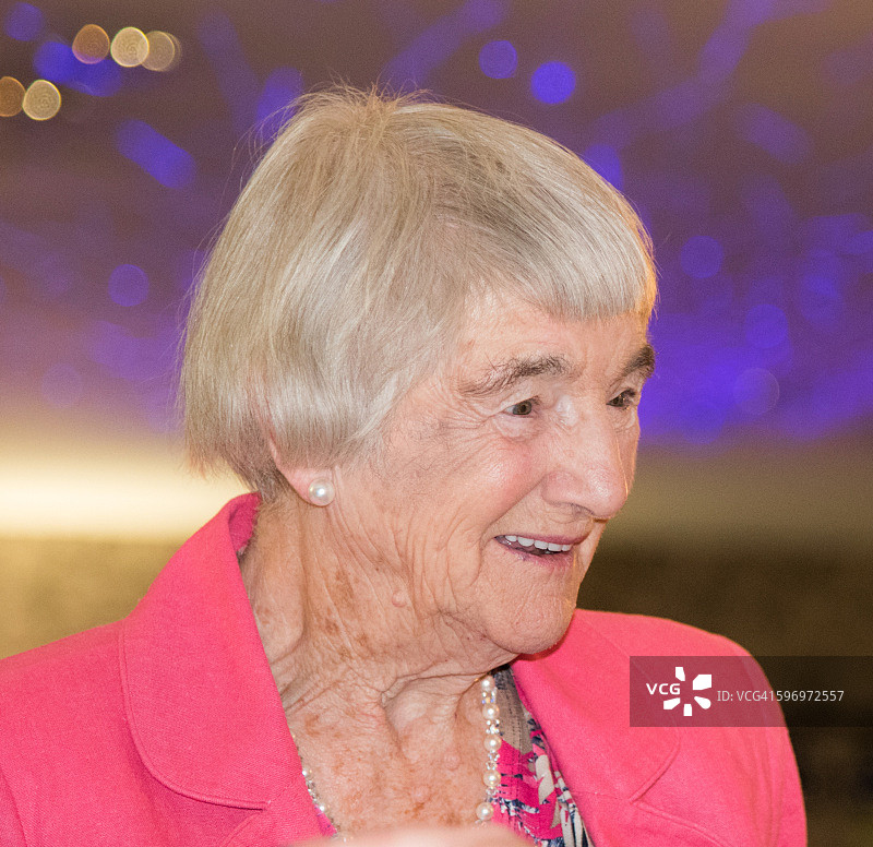 穿着时尚的年长女士肖像图片素材