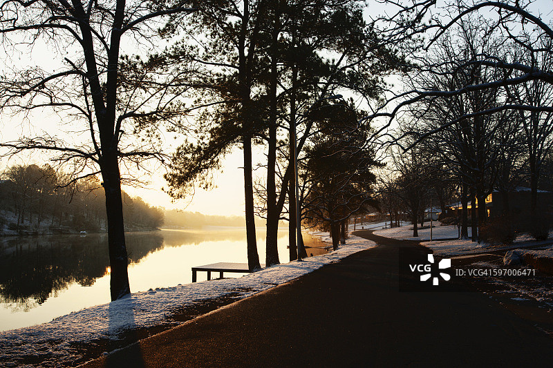 湖边带码头的雪景社区街道图片素材