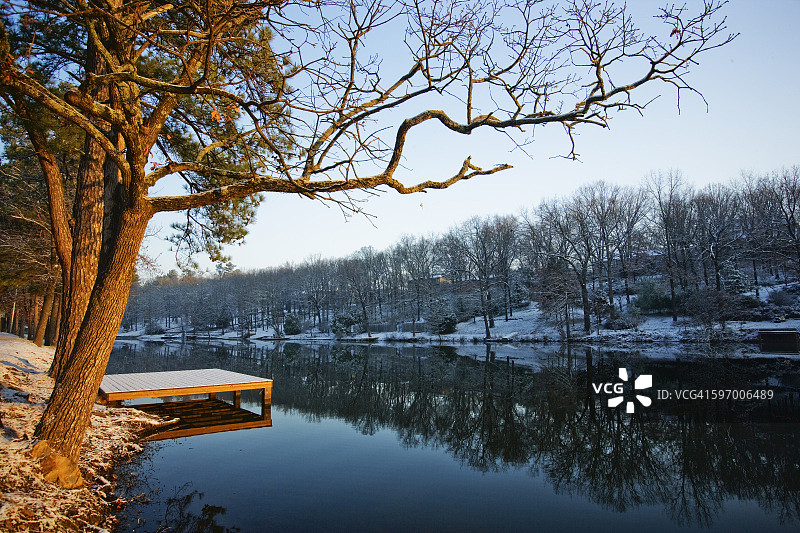 湖边带码头的雪景社区街道图片素材