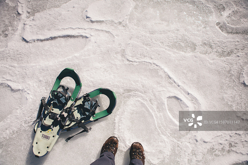 冰冻湖面上的脚和雪鞋图片素材