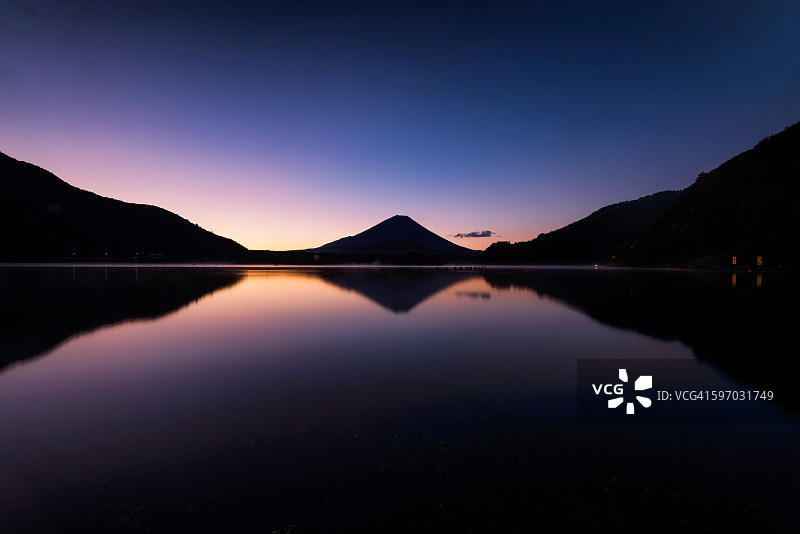 黎明时分倒映在精进湖中的富士山图片素材