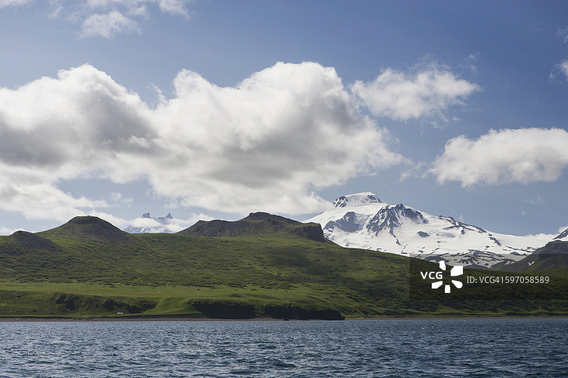 乌尼马克岛的绿色海岸和雪山风光图片素材