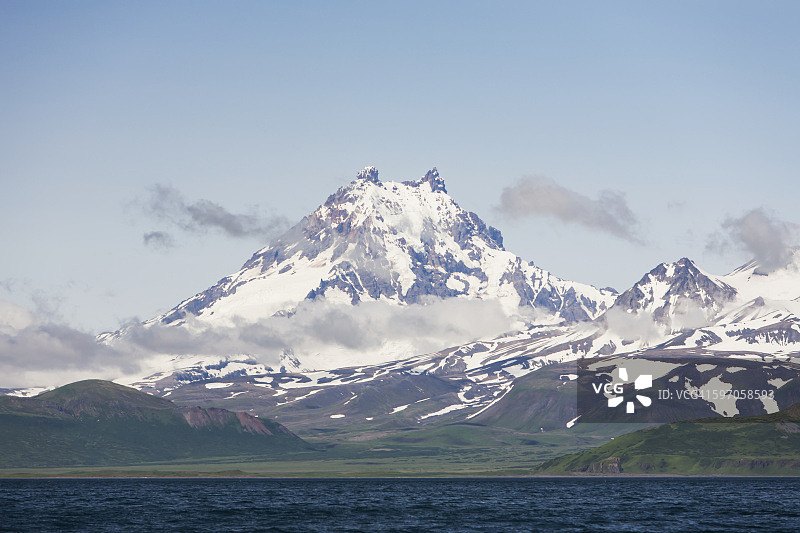 尤尼马克岛上的伊萨诺茨基火山图片素材