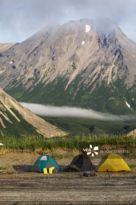 夏季阿拉斯加半岛卡特迈国家公园哈洛湾的三个帐篷图片素材
