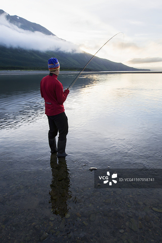 卡特迈国家公园哈罗湾钓银鲑鱼图片素材