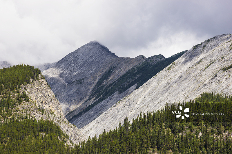 加拿大不列颠哥伦比亚省芒楚湖省立公园托德河地区山脉夏季风光图片素材