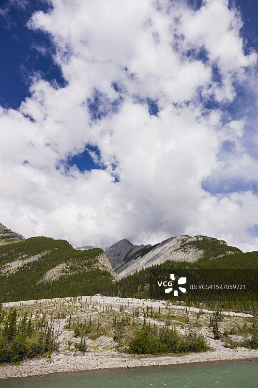 加拿大不列颠哥伦比亚省芒楚湖省立公园托德河地区山脉夏季风光图片素材