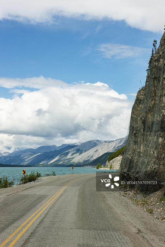 夏季，加拿大不列颠哥伦比亚省芒乔湖省立公园芒乔湖沿岸的阿拉斯加公路景色图片素材