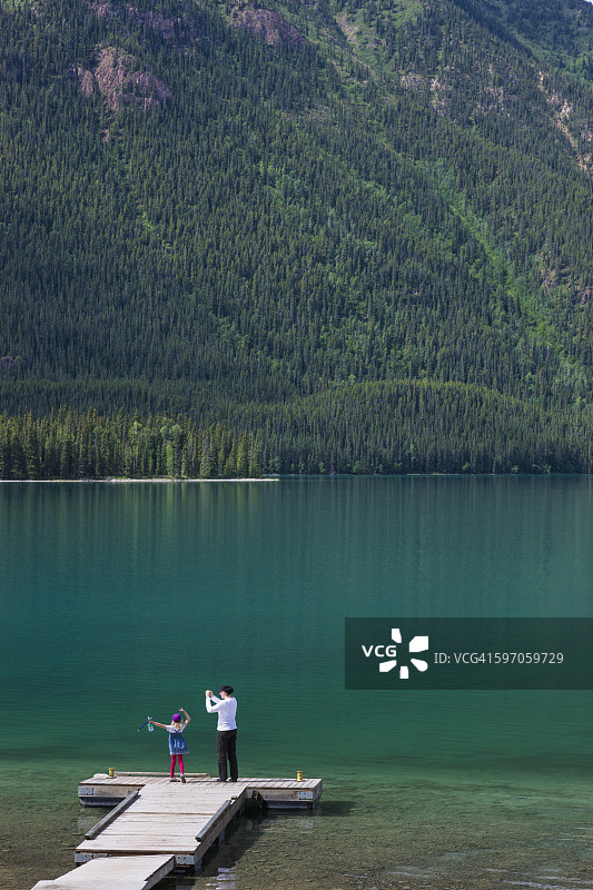 母女在加拿大不列颠哥伦比亚省芒乔湖省立公园的码头上（夏季）图片素材