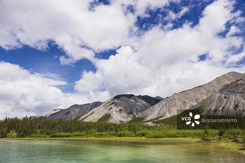 加拿大不列颠哥伦比亚省蒙乔湖省立公园夏季风光图片素材