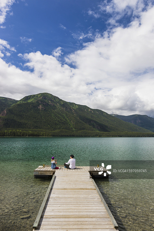 母女在加拿大不列颠哥伦比亚省芒乔湖省立公园的码头上（夏季）图片素材