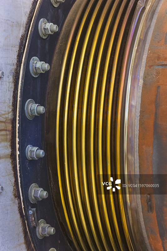 美国阿拉斯加州，普拉德霍湾，北极地区，夏季，电厂联轴器、螺栓和螺纹特写图片素材