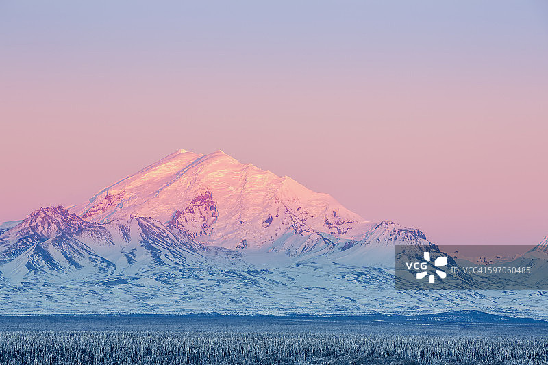 阿拉斯加中南部鼓山的日落美景图片素材