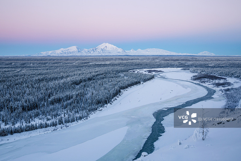 黄昏时分兰格尔山脉 Copper River Valley景色，阿拉斯加中南部，冬季图片素材