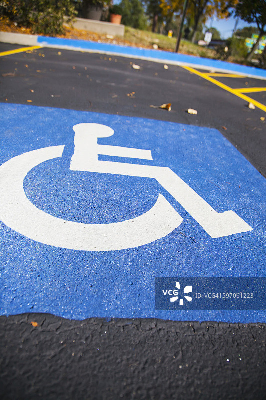 停车场摊位上绘制的残疾人标志图片素材