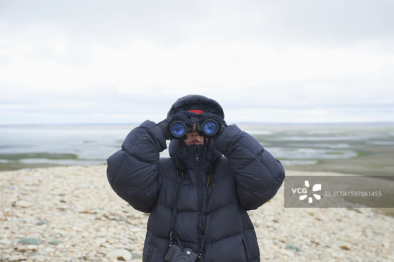 在佩利山，奥瓦约克地区公园，剑桥湾附近用双筒望远镜观察的青少年图片素材