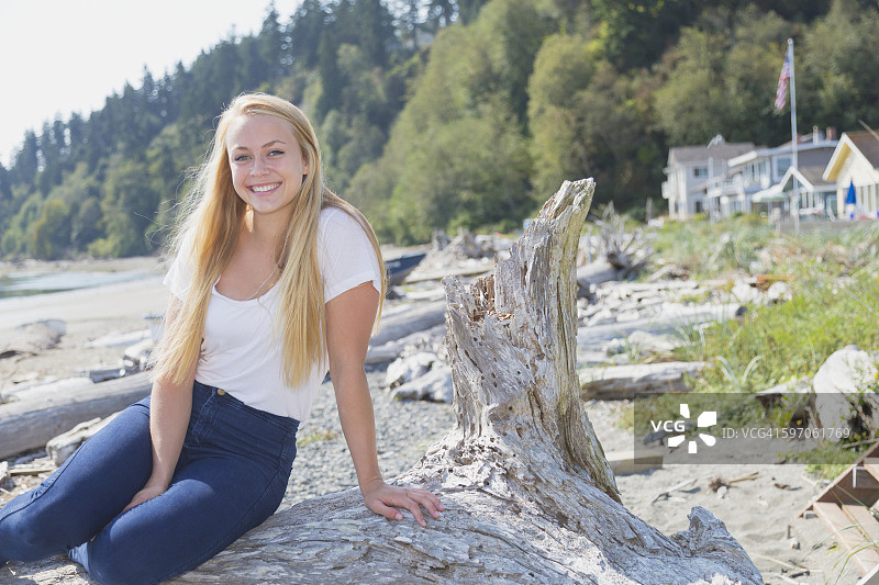 海滩上的年轻女人肖像图片素材