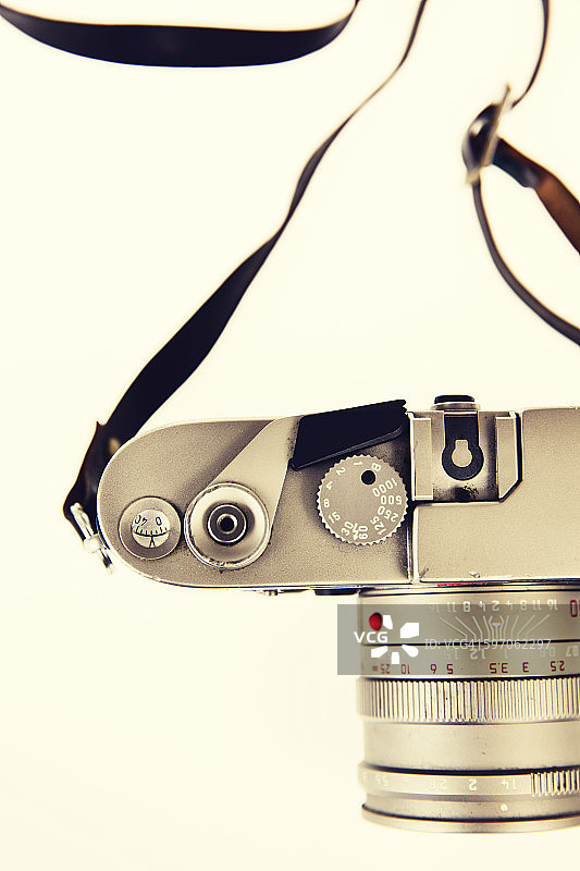 浅色背景前的旧相机图片素材