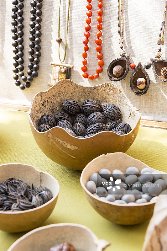 法国博尔默莱米莫萨，街头市场的手工艺珠宝图片素材