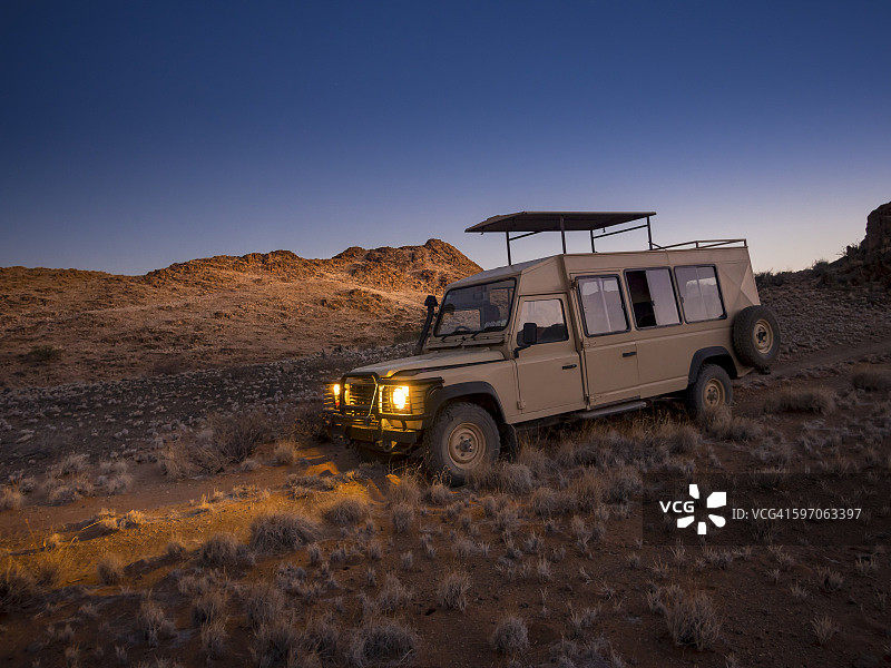 非洲，纳米比亚，纳米布沙漠，库拉拉荒野保护区中的路虎图片素材