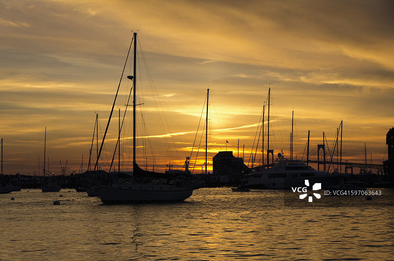 纽波特纳拉甘西特湾的游船，背景是山羊岛和桥梁图片素材
