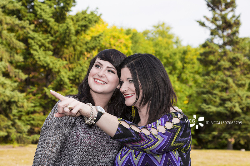 秋日公园里母女共享美好时光图片素材