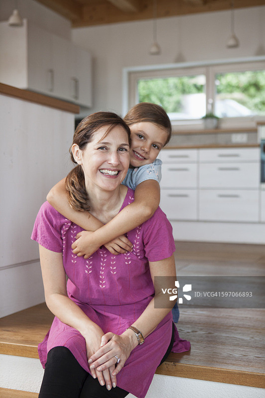 母女在厨房里笑着图片素材
