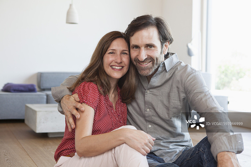 中年夫妇坐在客厅的地板上图片素材
