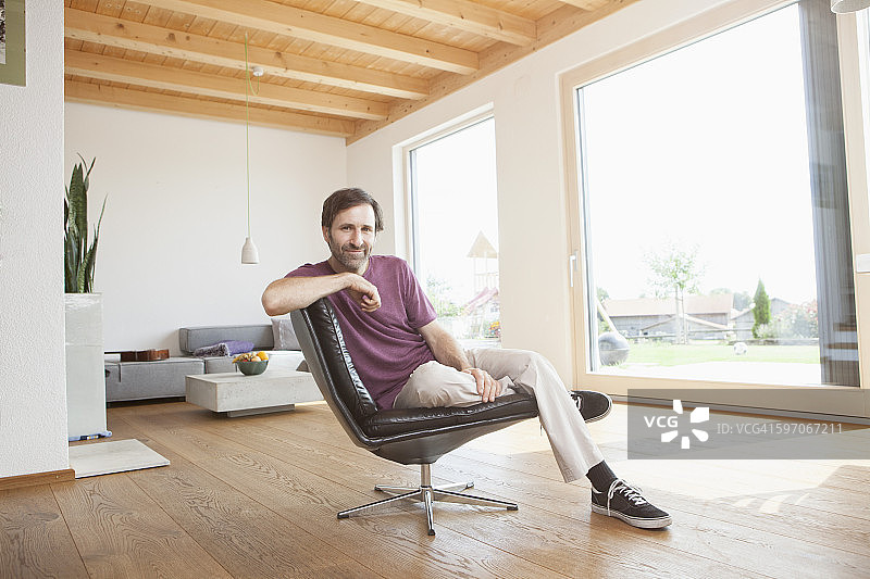 在客厅里放松的中年男人图片素材