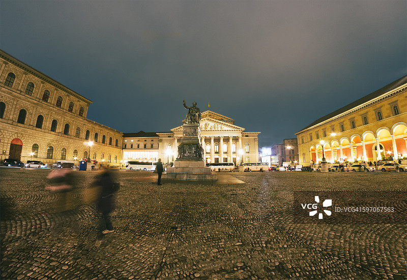 德国慕尼黑，夜晚的巴伐利亚国家歌剧院景观图片素材