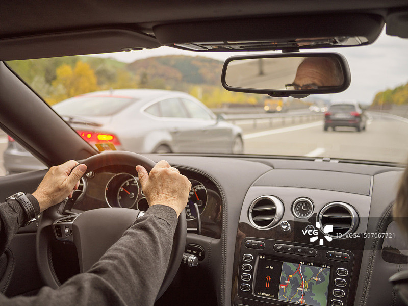 瑞士高速公路上的行驶车辆图片素材